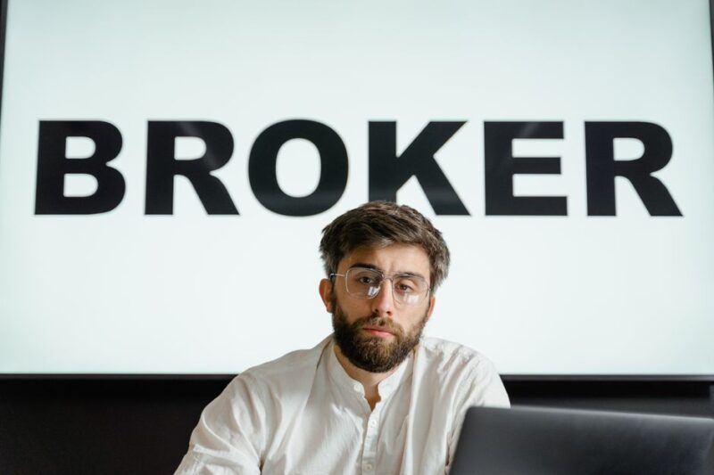 Navigating the World of Online Stock Brokers
