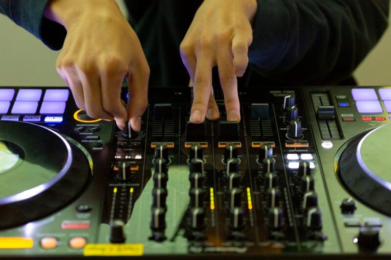 La importancia de un DJ en tu boda: música que marca momentos