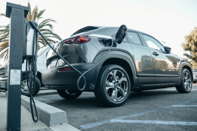 Cómo realizar la instalación de un punto de recarga eléctrico en casa
